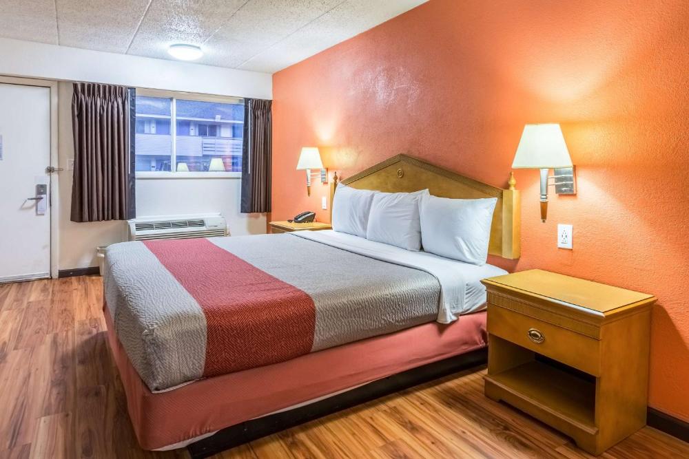 King Room - Non-Smoking interior